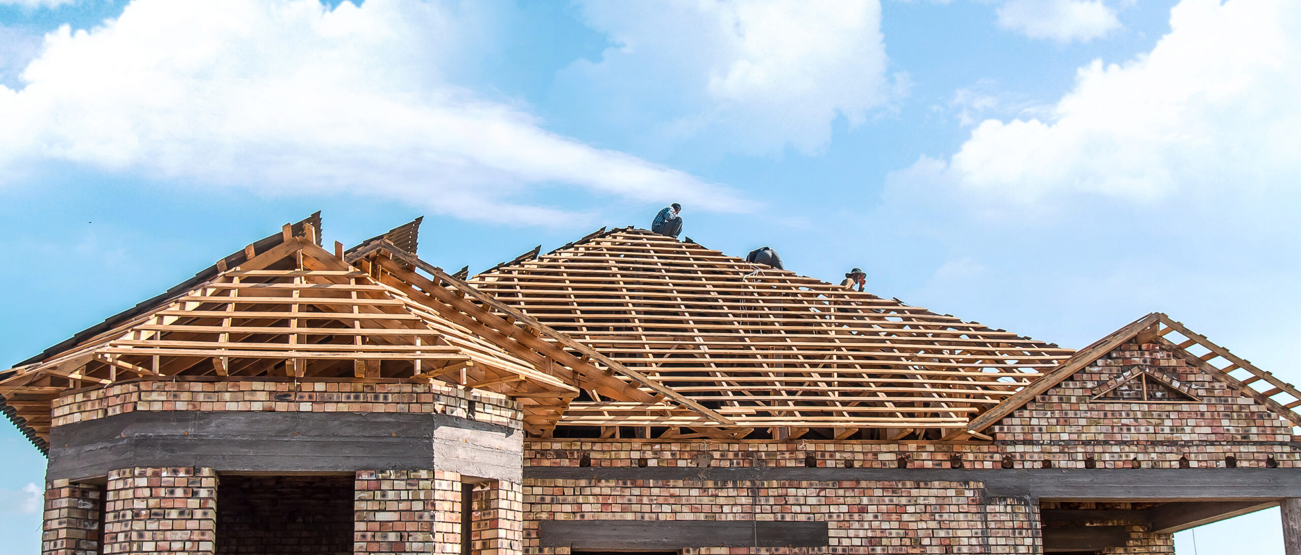 Construction de toit en bois, ciel bleu