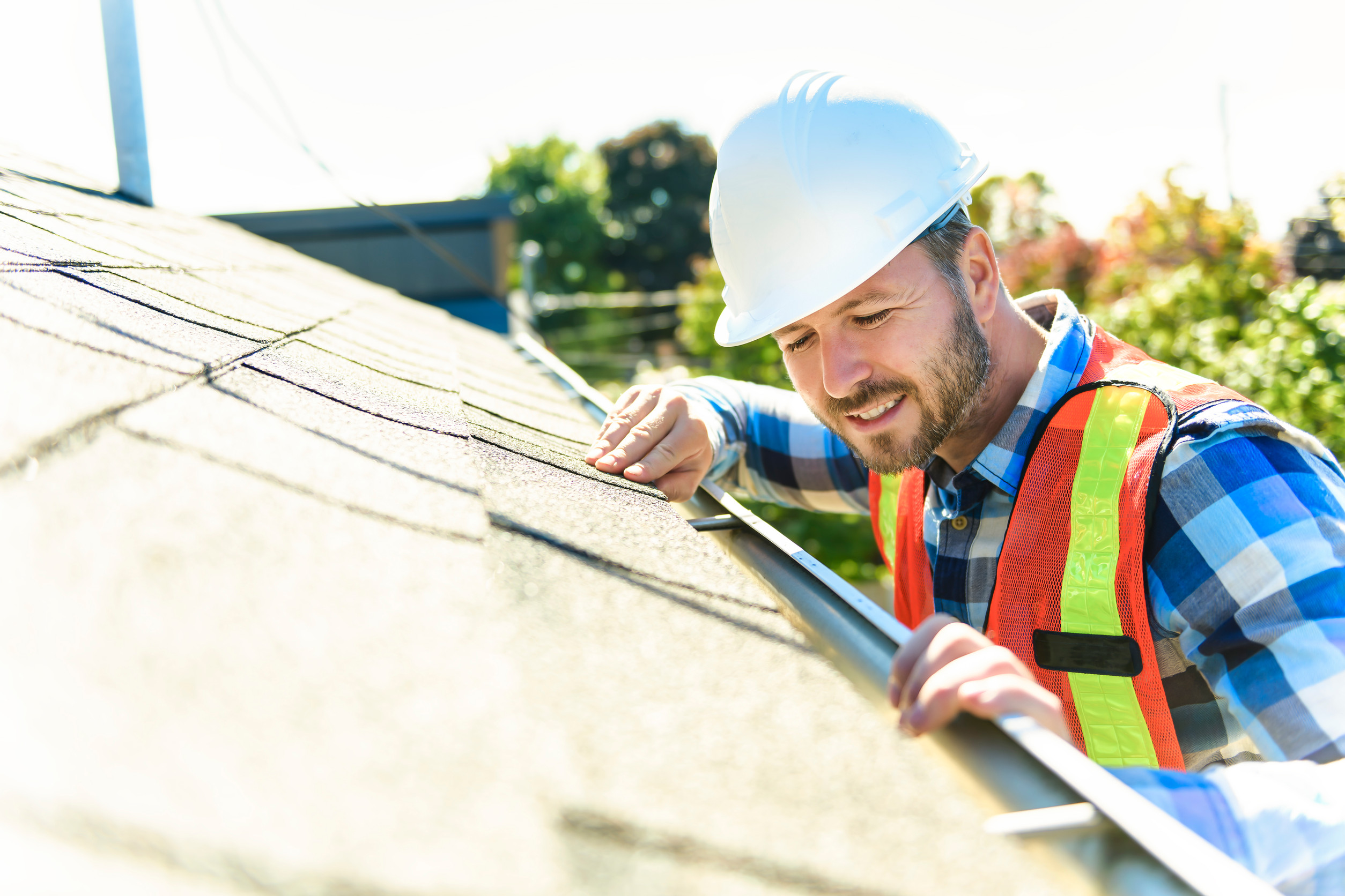 Inspecteur de toiture vérifiant un toit en sécurité.