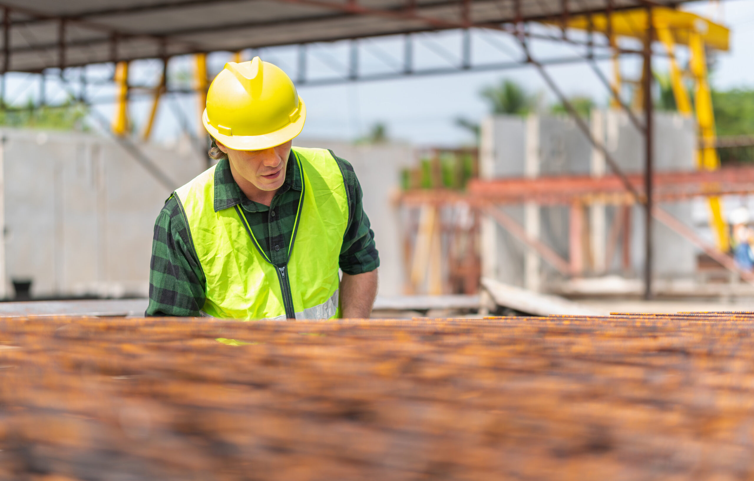 Ouvrier inspectant chantier de construction